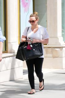 Hilary Duff feet photo thumbnail