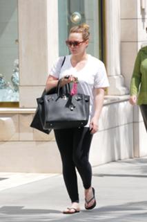 Hilary Duff feet photo thumbnail