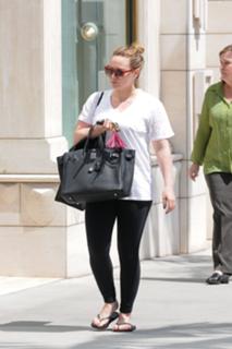 Hilary Duff feet photo thumbnail