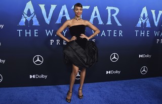 Zoe Saldana feet photo thumbnail