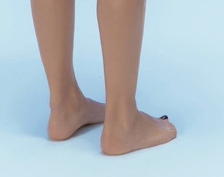Julia Wieniawa-Narkiewicz feet photo thumbnail