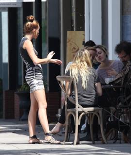 Miley Cyrus feet photo thumbnail