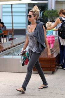 Ashley Tisdale feet photo thumbnail