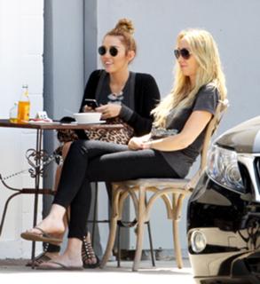 Miley Cyrus feet photo thumbnail