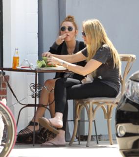 Miley Cyrus feet photo thumbnail