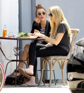 Miley Cyrus feet photo thumbnail