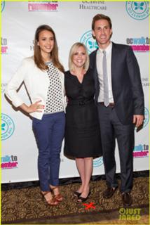 Jessica Alba feet photo thumbnail