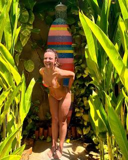 Larissa Manoela feet photo thumbnail