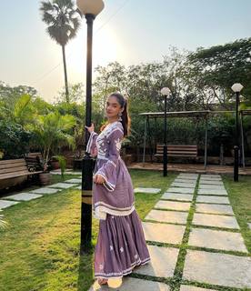 Anushka Sen feet photo thumbnail