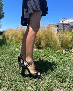 Carolina Ardohain feet photo thumbnail