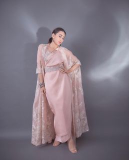 Karisma Kapoor feet photo thumbnail