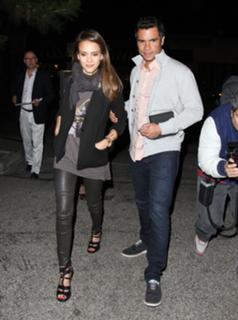 Jessica Alba feet photo thumbnail