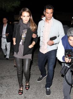 Jessica Alba feet photo thumbnail