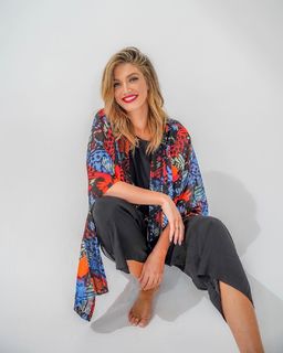 Delta Goodrem feet photo thumbnail