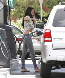 Selena Gomez feet photo thumbnail