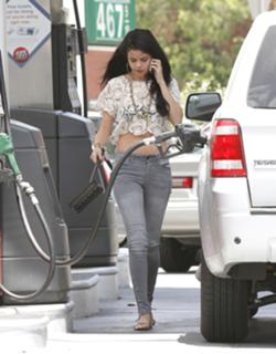 Selena Gomez feet photo thumbnail