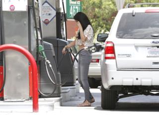Selena Gomez feet photo thumbnail