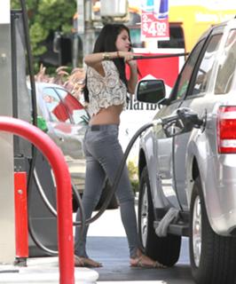 Selena Gomez feet photo thumbnail