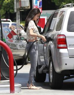 Selena Gomez feet photo thumbnail