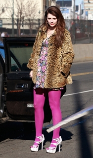 Mischa Barton feet photo thumbnail