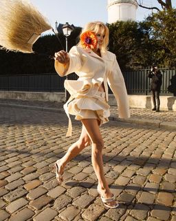 Pamela Anderson feet photo thumbnail