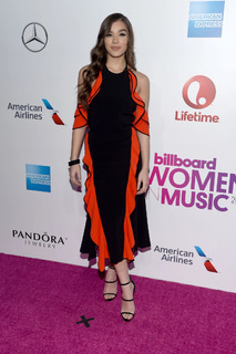Hailee Steinfeld feet photo thumbnail