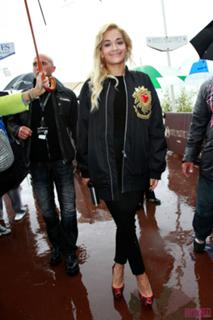 Rita Ora feet photo thumbnail