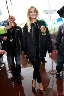 Rita Ora feet photo thumbnail
