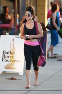 Vanessa Hudgens feet photo thumbnail