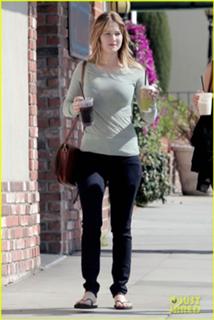 Jennifer Lawrence feet photo thumbnail