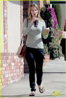 Jennifer Lawrence feet photo thumbnail