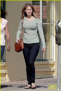 Jennifer Lawrence feet photo thumbnail