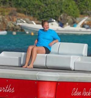 Amy Schumer feet photo thumbnail