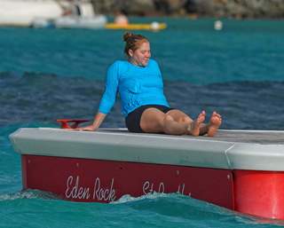 Amy Schumer feet photo thumbnail