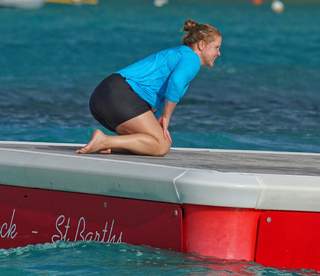Amy Schumer feet photo thumbnail