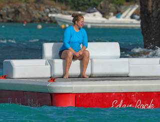 Amy Schumer feet photo thumbnail