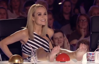 Amanda Holden feet photo thumbnail