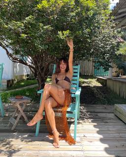 Isis Valverde feet photo thumbnail