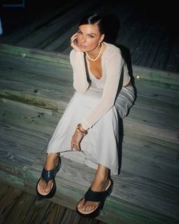 Isis Valverde feet photo thumbnail