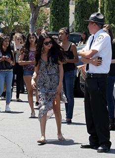 Selena Gomez feet photo thumbnail