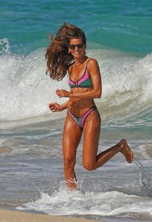 Izabel Goulart feet photo thumbnail