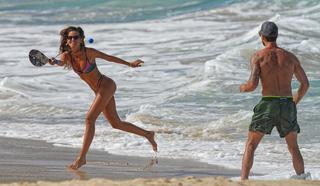 Izabel Goulart feet photo thumbnail