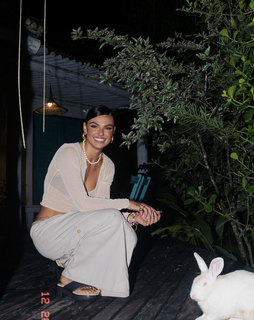 Isis Valverde feet photo thumbnail