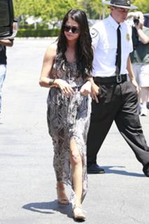 Selena Gomez feet photo thumbnail