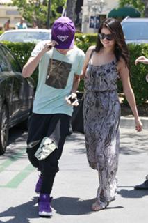 Selena Gomez feet photo thumbnail