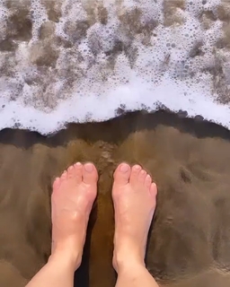 Karisma Kapoor feet photo thumbnail