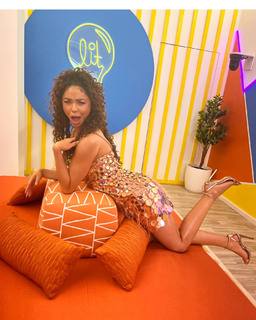 Sarah Hyland feet photo thumbnail