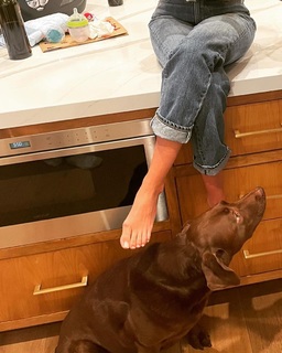 Sarah Hyland feet photo thumbnail