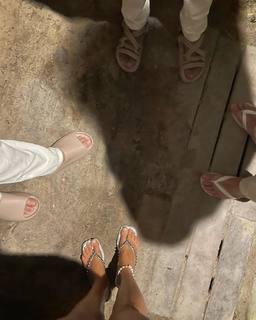 Isis Valverde feet photo thumbnail