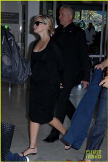 Reese Witherspoon feet photo thumbnail